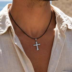 Ανδρικό κολιέ Silver Cross με μαύρο δερμάτινο κορδόνι και ατσάλινο σταυρό