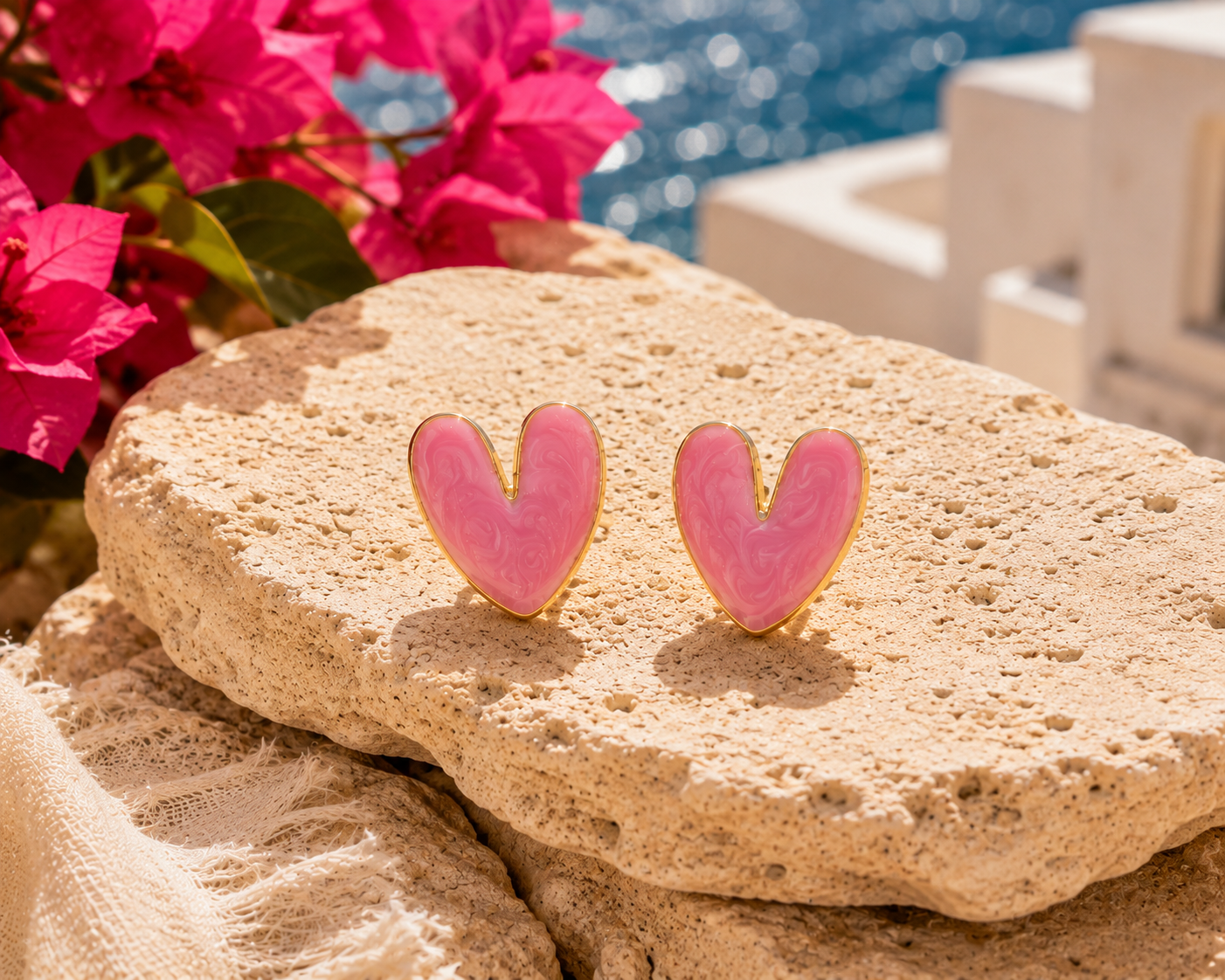 Γυναικεία σκουλαρίκια Pink Amour από ανοξείδωτο ατσάλι με ροζ καρδιά και χρυσό περίγραμμα.